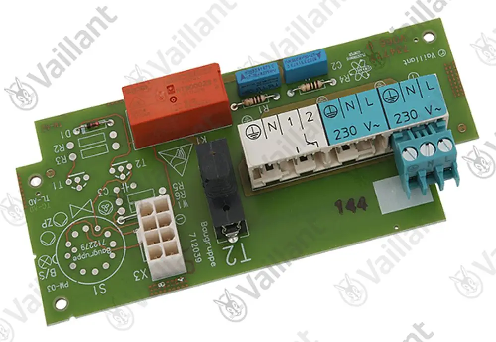 Leiterplatte von Vaillant mit integrierten Relais, Anschlussklemmen und elektronischen Komponenten, visualisiert auf einer grünen Platine.